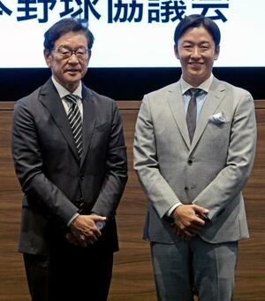「中学球児応援プロジェクト」のアンバサダーに就任した、前日本代表監督の栗山英樹(左)さんと元日本ハム投手の斎藤佑樹さん=18日、東京都新宿区