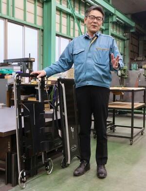 　スケルトンのそりの試作品を手に取材に応じる宮脇製作所の宮脇哲也専務＝１月、長野県駒ケ根市
