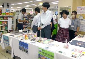 授業で作った製品を販売する駒林特別支援学校の生徒たち=6月18日、県庁