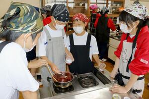 地元農家が作った越後姫でジャムを作る大江山中の生徒=新潟市江南区西山の大江山中
