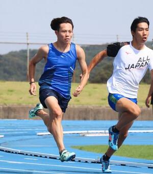 練習する石川・星稜高の清水空跳(左)=金沢市