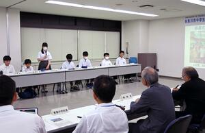 広島派遣研修で学んだことを参加生徒が発表した報告会=新潟県糸魚川市役所
