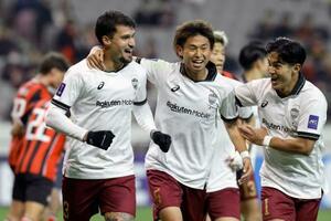 神戸―FCソウル 前半、先制ゴールを決め、喜ぶ神戸・トゥーレル(左)=ソウル(ゲッティ=共同)