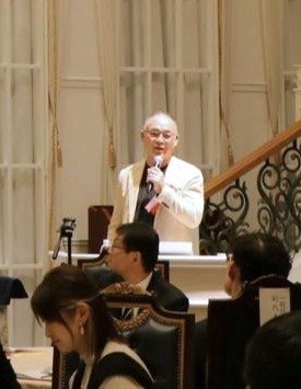 経営者向けフォーラムで講演するスノーピークの山井太社長=11月20日、新潟市中央区