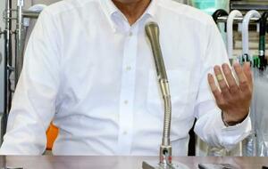 和解成立後に記者会見する原告の中願寺純則氏=7日午前、福岡市