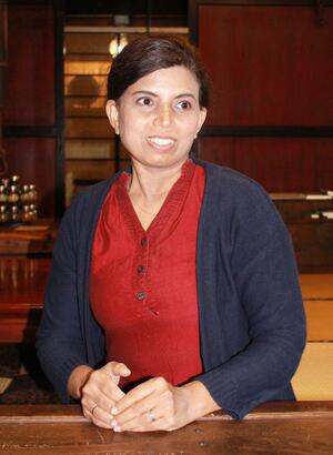 スリランカ料理店を営む齋木ナヤニさん。店名はスリランカ語のあいさつで「長生きして、また元気で会いましょう」という意味だ=柏崎市西山町別山