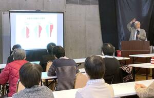 高齢者の医療の現状や、健康長寿のための取り組みを紹介した富所隆院長=加茂市宮寄上