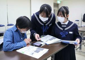 スマホを使った安否確認の方法を伝える川口中の生徒=長岡市東川口