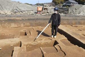 石神遺跡から見つかった7世紀後半から末に造られた塀の跡=5日午前、奈良県明日香村