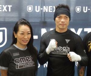 　写真に納まるＷＢＡバンタム級暫定王者のノニト・ドネア（右）と妻のレイチェルさん＝１２日、東京都内