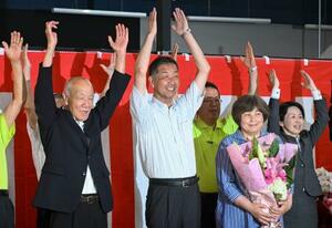 兵庫県三木市長選で3選を決め、万歳する仲田一彦氏(左から2人目)=29日夜、兵庫県三木市