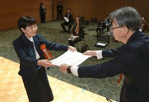 「わたしの日報抄」表彰式で表彰状を受け取る受賞者＝４日、新潟市中央区