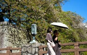 日傘を差して静岡市内を歩く人たち=11日午後