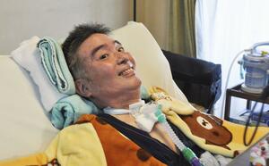 自宅で取材を受ける津久井教生さん。「すてきな本が出来上がったので、多くの人に手に取ってほしい」＝３月、埼玉県川越市