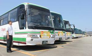 佐渡定期観光バスに使用予定の車両=佐渡市河原田諏訪町