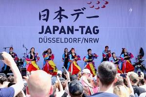 23日、ドイツ・デュッセルドルフで開催された「日本デー」(共同)