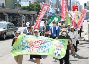 シュプレヒコールを上げて核兵器廃絶を訴える人々=21日、新潟市中央区