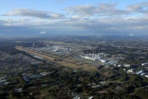 　滑走路の新設と延伸工事が進む成田空港周辺＝２日午後、千葉県成田市（共同通信社ヘリから）