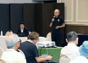サポーターの前で「秋春制」に反対を表明した中野幸夫社長=新潟市中央区