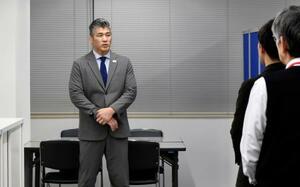 愛知・名古屋アジア大会の組織委職員を激励する井上康生氏=15日、名古屋市