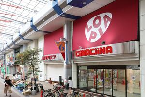 ロピアの開店準備が進むシーナシーナ丸大新潟=11日、新潟市中央区