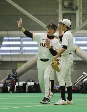 中学生に投球フォームを教える阿波野秀幸さん=長岡市
