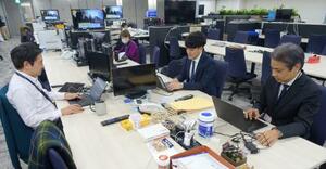 「スポットライト」を担当するフジテレビ報道局の調査報道統括チーム。左がデスクの知野雄介さん＝２０２５年１２月、東京・台場のフジテレビ