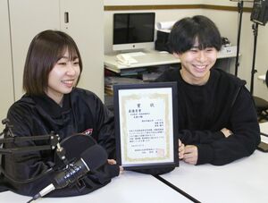 制作した短編ドキュメンタリーについて話す敬和学園大の髙橋彩香さん(左)と妻島優斗さん=新発田市富塚