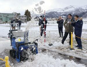 遠隔操作で稼働する除雪機=上越市大和5
