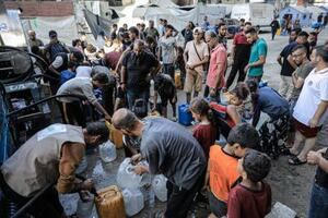 ガザ地区の給水所に集まる人々=25日(ゲッティ=共同)