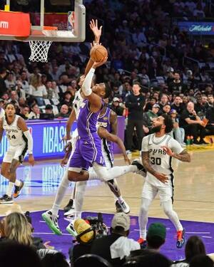スパーズ戦でゴールを狙うレーカーズの八村(中央)=ロサンゼルス(NBAE・ゲッティ=共同)