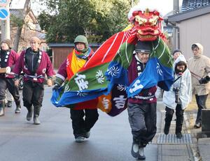 出雲崎町住吉町に伝わる色鮮やかな飴獅子=出雲崎町