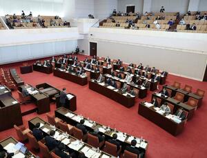 県議と経済産業省資源エネルギー庁の村瀬佳史長官ら政府の議論を見守った傍聴者(上階)=14日、県議会