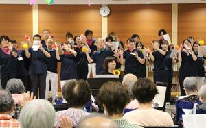 病院職員らが伸びやかな歌声を披露した七夕コンサート=阿賀野市岡山町