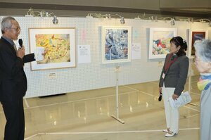 越後湯沢全国童画展の初日に開かれた作品解説会=町公民館