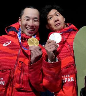 　男子ビッグエアで金メダルを獲得した木村葵来（左）と銀メダルの木俣椋真＝リビーニョ（共同）