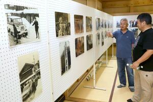 古き良き津川の町並みを切り取った「津川今昔写真展」=15日、阿賀町津川