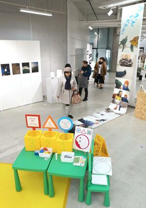 多彩なアイデアにあふれた作品が並ぶ卒業・修了研究展＝７日、長岡市千秋４