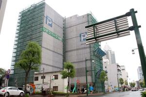 解体用の足場が組まれた立体駐車場「ツインパーク西堀」＝２７日、新潟市中央区西堀通４