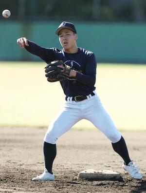守備練習に励む新潟産大付の主将・平野翔太=8日、兵庫県西宮市 鳴尾浜臨海公園野球場