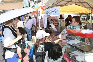大勢の来場者でにぎわった「小千谷うまいもの市」=小千谷市桜町