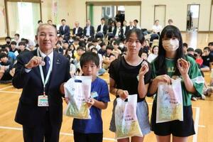 「共にささえあいサポーター」養成講座を受けた児童と相模原市の本村賢太郎市長(左)=16日午前、相模原市