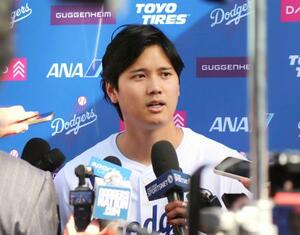 　ファン感謝イベントで取材に応じるドジャースの大谷翔平＝１月３１日、ロサンゼルス（共同）