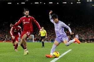 　リバプール戦でプレーするブライトンの三笘薫（右）＝１３日、リバプール（ゲッティ＝共同）