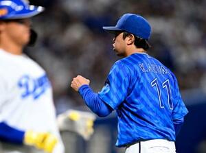 8回を投げ終え、ガッツポーズするDeNA・東。無失点で14勝目を挙げた=バンテリンドーム