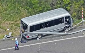 福島県郡山市の磐越自動車道でガードレールに衝突したマイクロバス＝６日（共同通信社ヘリから）