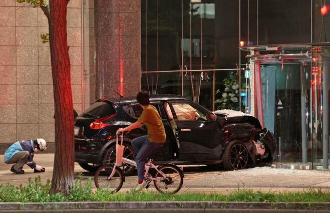 沿道のビルに突っ込んだ車＝９月４日、新潟市中央区万代（画像の一部を加工しています）