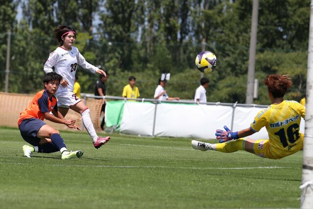 相手ゴール前まで詰めるサイドバックのDF園田瑞貴