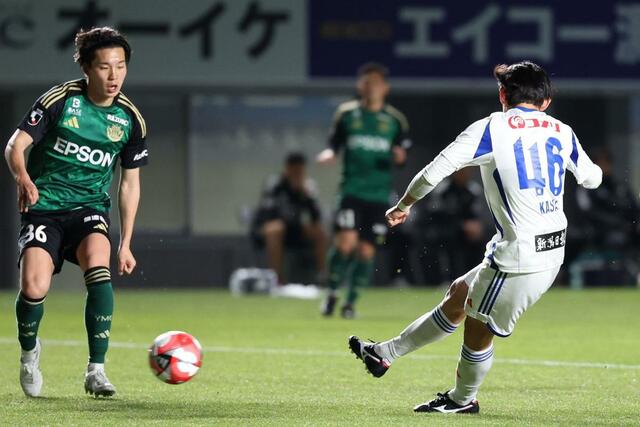 松本－新潟　前半、ＭＦ笠井佳祐がシュートを決め、１－０＝松本市