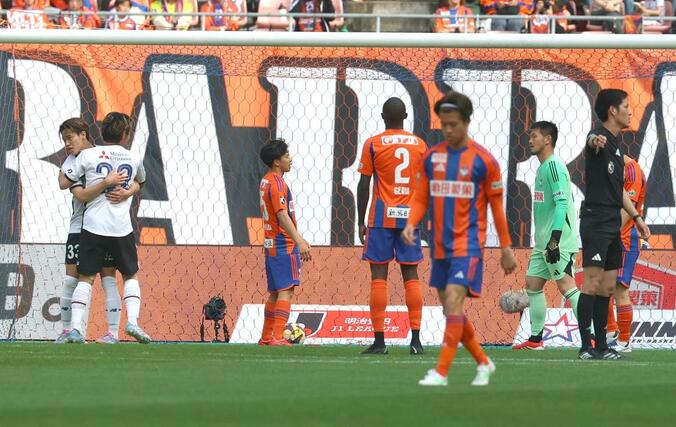 新潟-FC東京 後半、2点目を奪われうなだれる新潟の選手たち=ビッグスワン